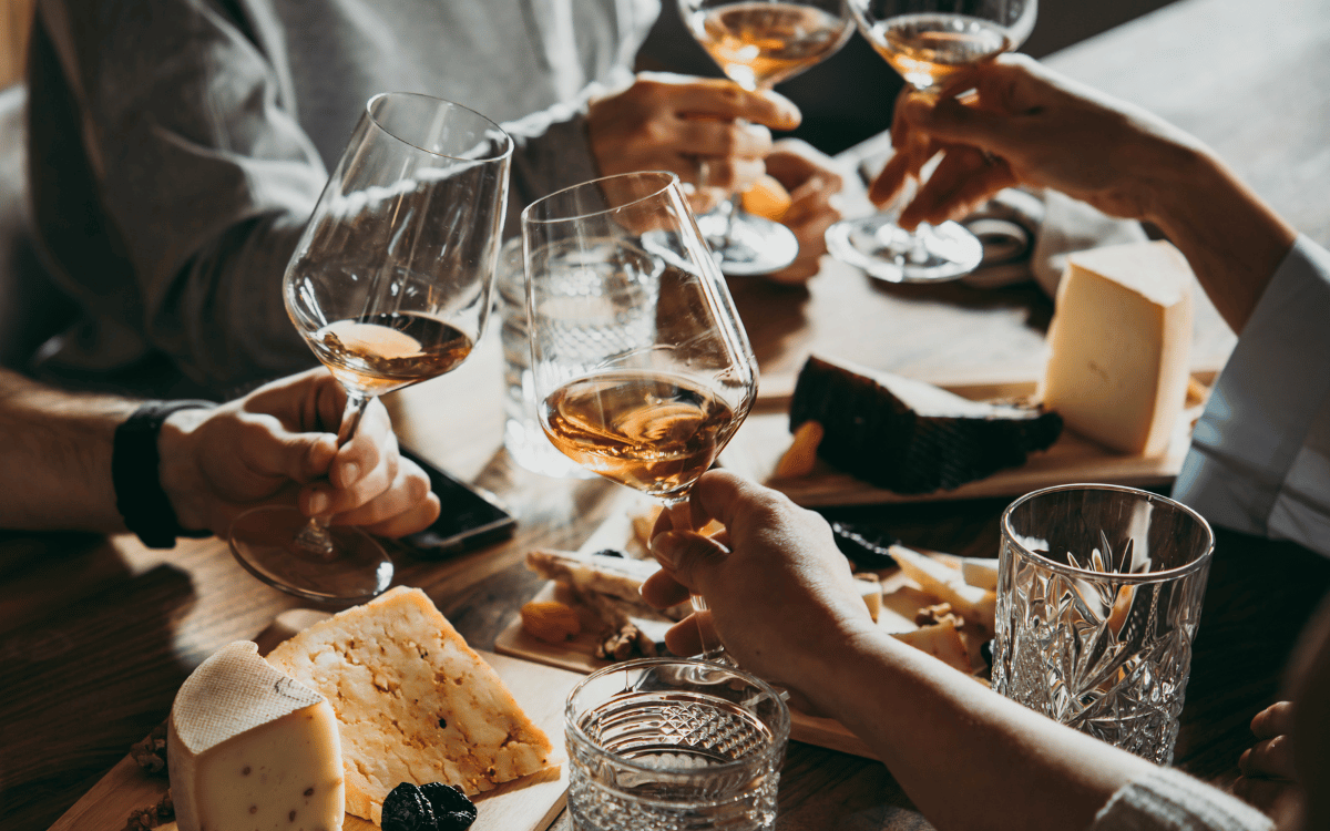 copas de vino servidas en restaurante con ambiente gastronómico