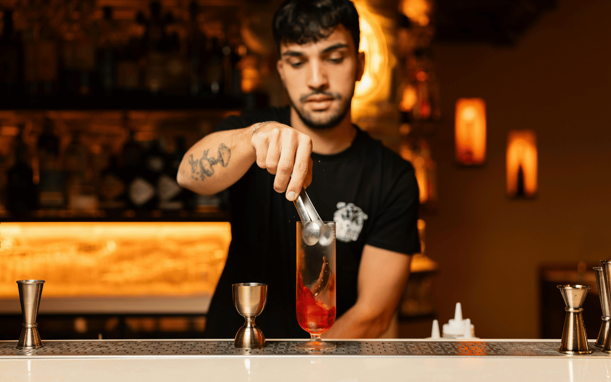 camarero sirviendo bebidas en restaurante en Terrassa