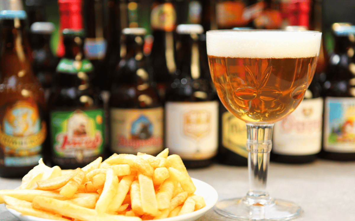 cerveza servida en bar por distribuidores cerca de Sant Cugat