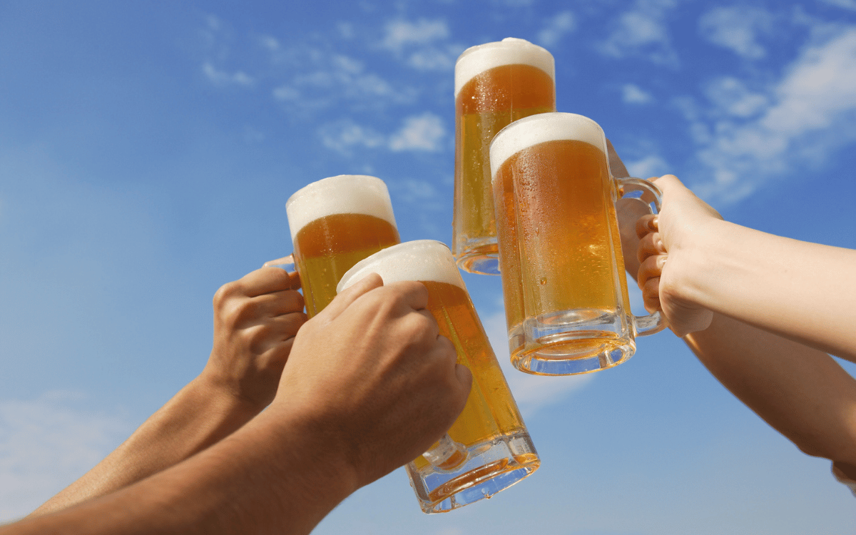 cerveza recién tirada con espuma cremosa en vaso