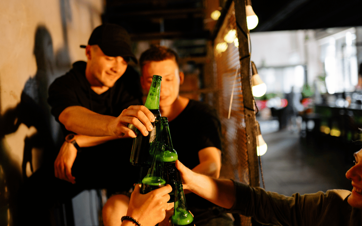 ambiente de bar con consumo de cerveza y grifo activo en Sabadell
