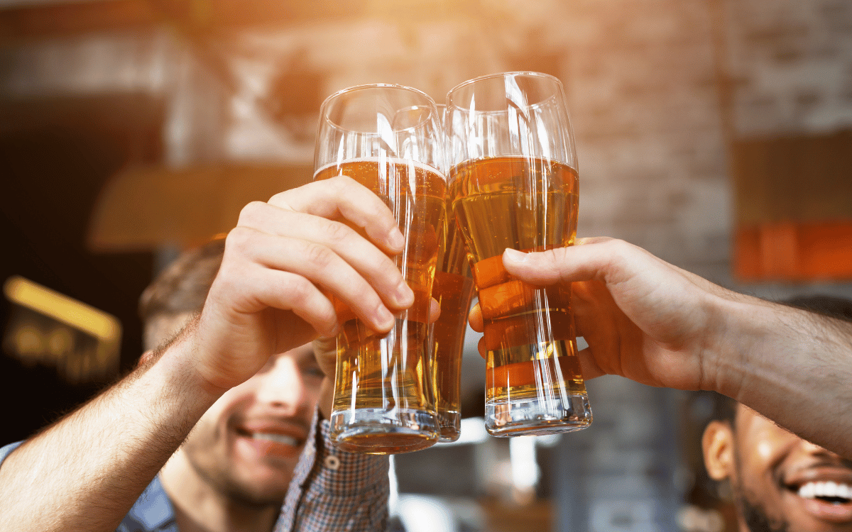 clientes bebiendo cerveza en bar de hostelería en Sabadell